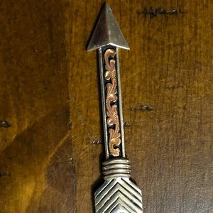 Hyo silver necklace with arrow pendant